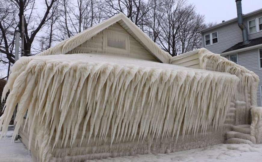 Ekstremne temperature pretvorile kuću u pravi ledeni dvorac