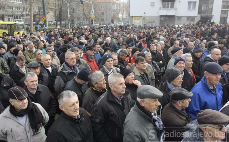 Masovni protesti danas u Sarajevu: Vojni penzioneri traže svoja prava