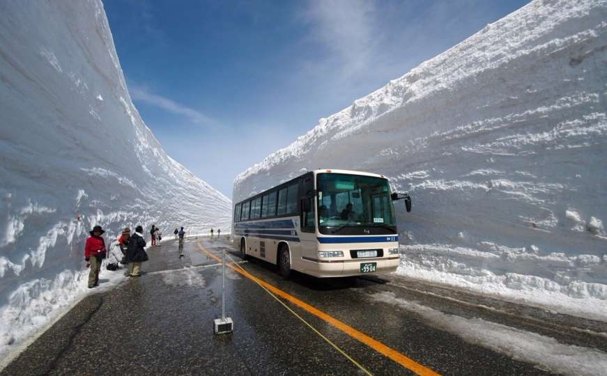 Samo kod njih: Ovako u Japanu čiste snijeg visok 30 metara