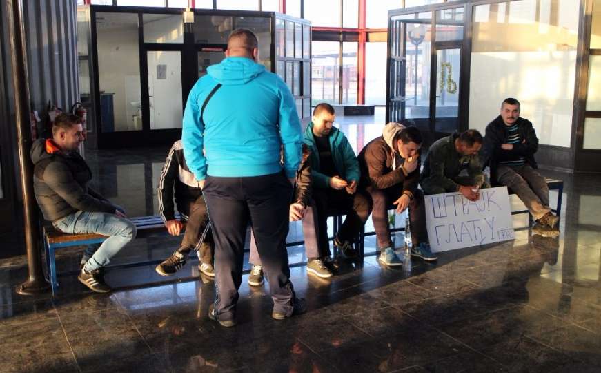 Devet radnika Željeznica RS-a počelo štrajk glađu