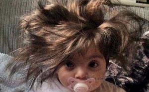 Ova beba ima toliko kose da su svi ubijeđeni da nosi periku