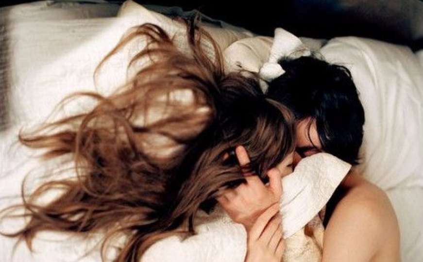 Mali vodič za parove: Kako voditi prljave razgovore u krevetu