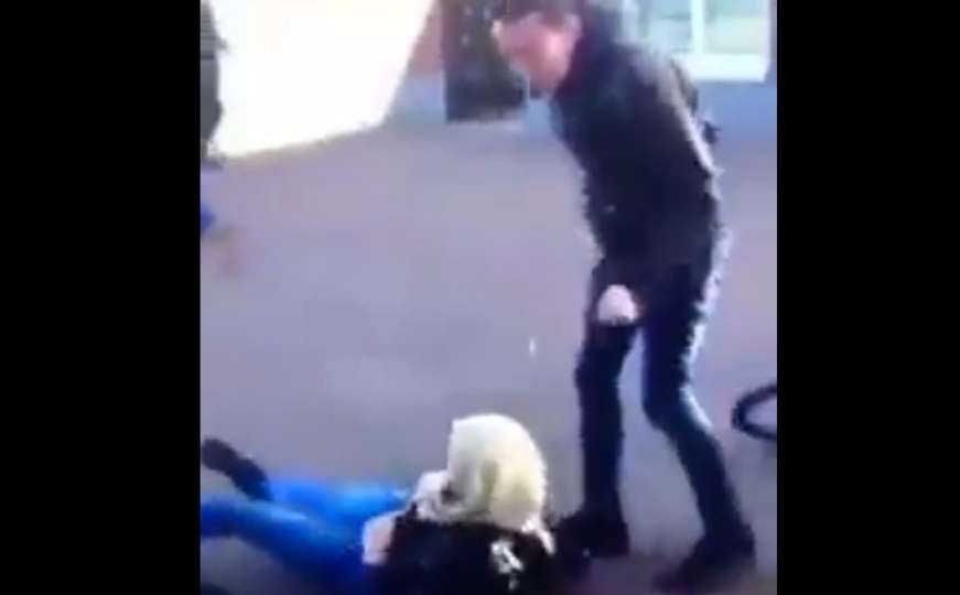 Svijet zgrožen snimkom: Dvojica muškaraca pretukli pokrivenu ženu 
