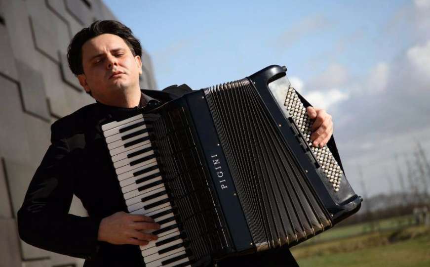 Nihad Hrustanbegović, poznati koncertni harmonikaš, nastupa u Sarajevu