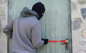 Lopov slomio nogu, pozvao hitnu pomoć, a na kraju je uhapšen