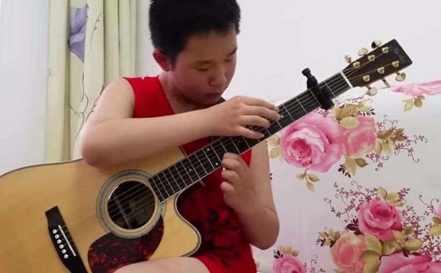Kad kineski tinejdžer svira AC/DC na akustičnoj gitari