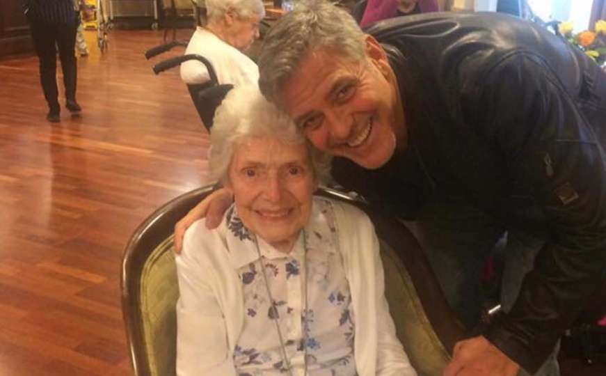 Pažljivi Clooney obožavateljici odnio cvijeće u starački dom