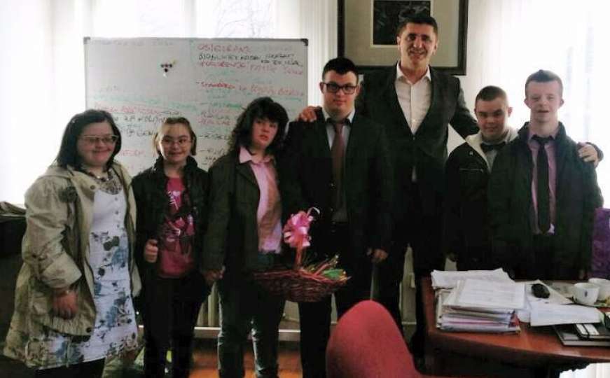 Učenici Zavoda Mjedenica ministru Kazazoviću uručili poklone koje su sami napravili