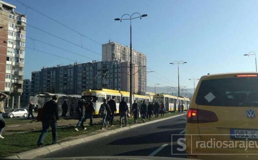 Velike gužve u Sarajevu: Obustavljen tramvajski saobraćaj
