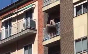 Napaljeni par uhvaćen u seksu na balkonu: Snimka objavljena na televiziji