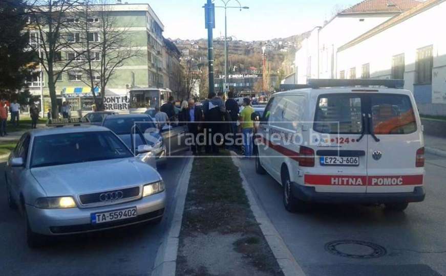 Nesreća u Sarajevu: Automobilom se zabio u stub ulične rasvjete