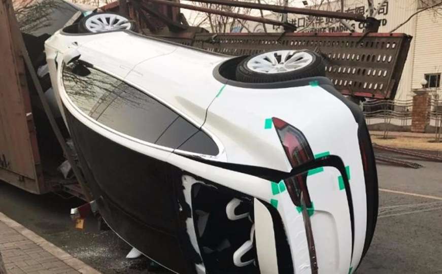 Špedicija na kineski način: Uništena dva nova skupocjena SUV-a Tesla X