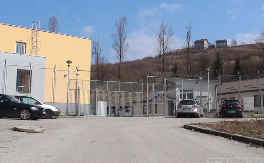 Kako žive migranti u BiH: Ručak iz Parlamenta u "zatvoru" u Lukavici