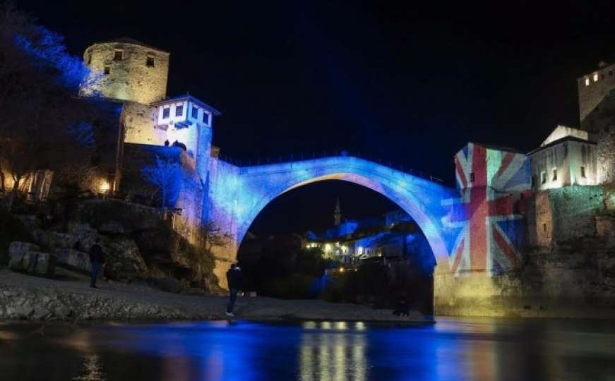 Stari most u bojama zastave Ujedinjenog Kraljevstva