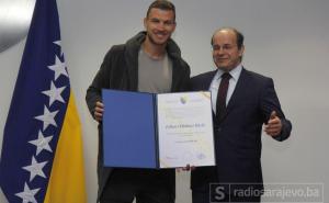 Edin Džeko, Zmaj velikog srca: Najveće sportsko priznanje podijelio s mališanima!