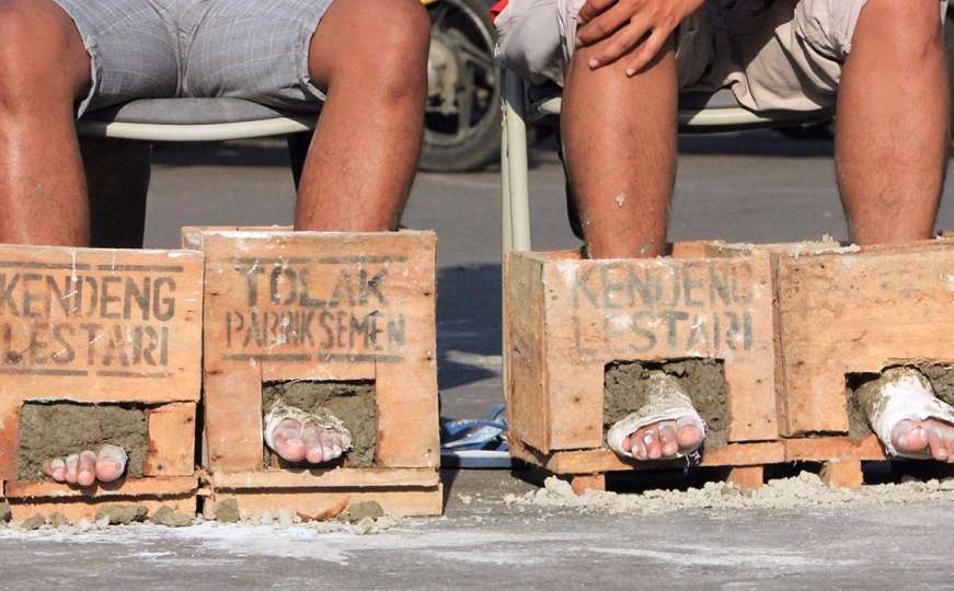 Farmeri zacementirali noge u znak protesta zbog gradnje fabrike cementa