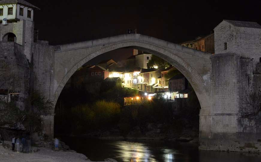 "Sat za planetu Zemlju": Stari most utonuo u mrak
