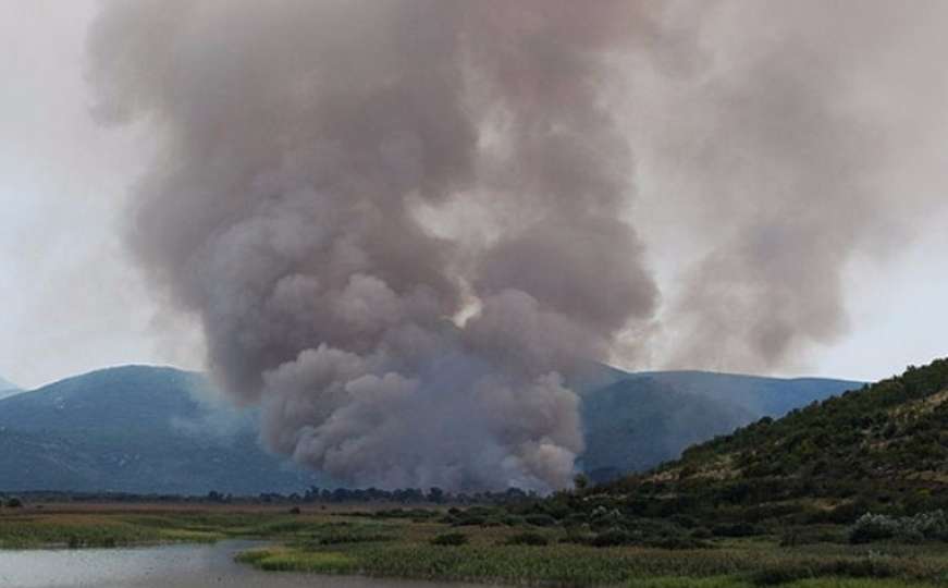 Nepristupačan teren onemogućava gašenje požara oko Boračkog jezera 