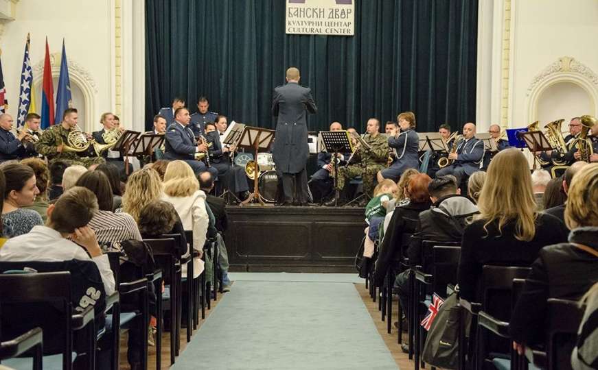 Banski dvor: Publika uživala u koncertu vojnog orkestra