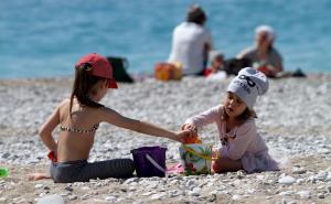 Proljetno sunce izmamilo mještane i turiste na plaže u Antaliji i Fethiyeu