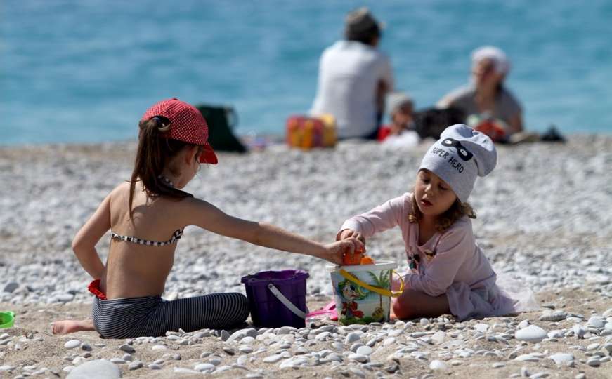 Proljetno sunce izmamilo mještane i turiste na plaže u Antaliji i Fethiyeu