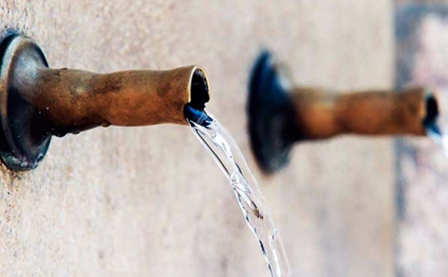 Dug za vodu iz javnih česmi treba platiti Grad Sarajevo