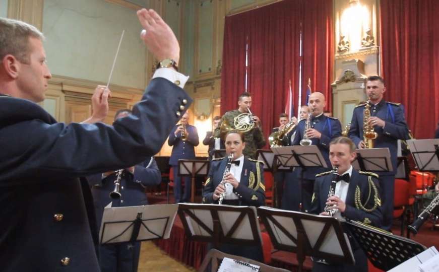 Vojni orkestri iz UK i BiH oduševili publiku koncertom u Domu Oružanih snaga
