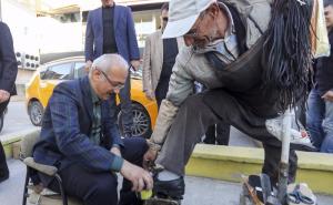 Ministar zamijenio uloge: Sjeo na mjesto čistača cipela Salima