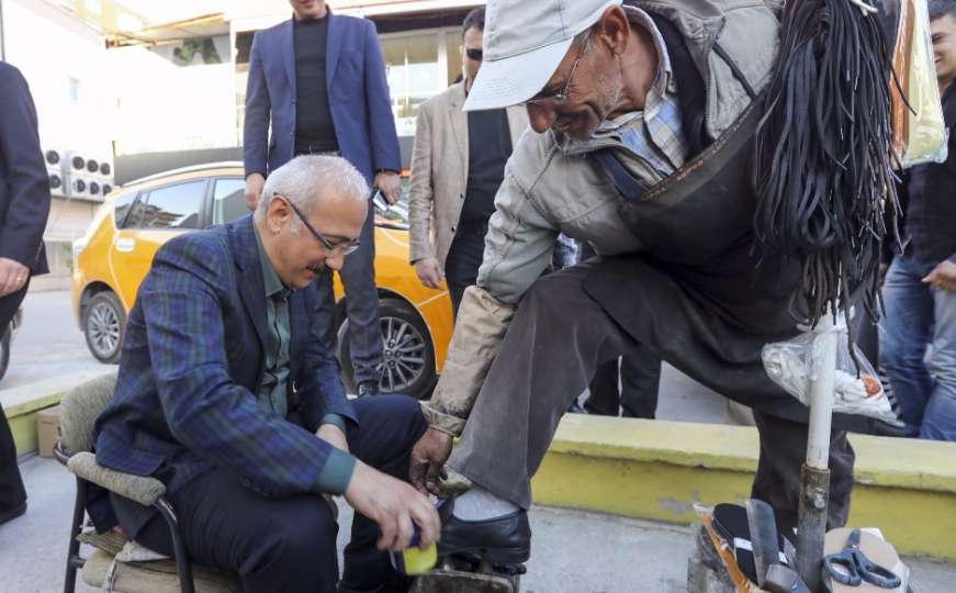 Ministar zamijenio uloge: Sjeo na mjesto čistača cipela Salima