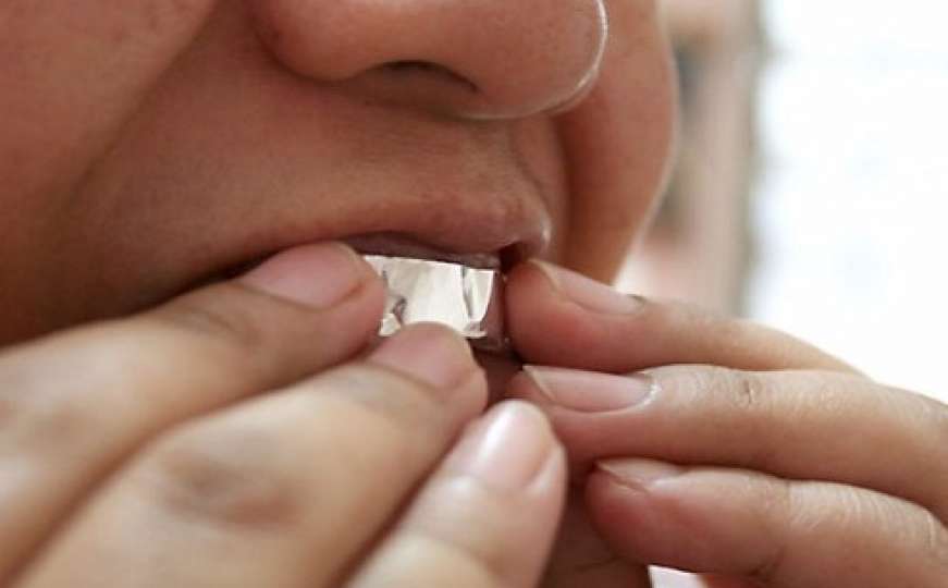 Genijalan trik s folijom: Zubi će postati bijeli za sat vremena
