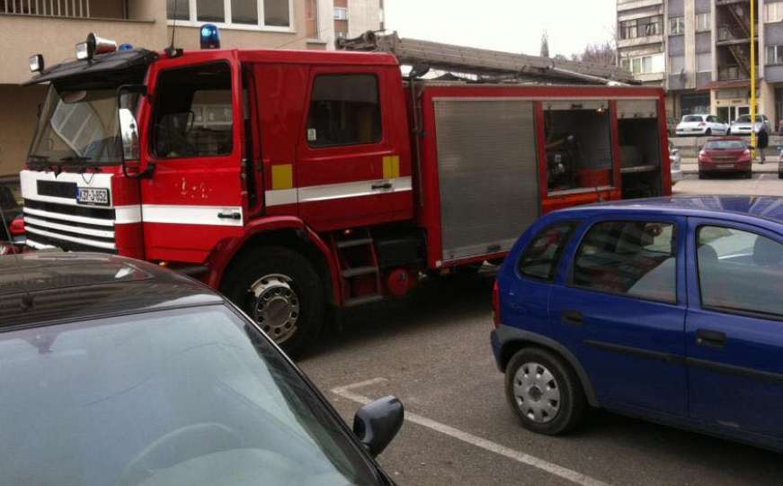 Požar u Sarajevu, jedna osoba povrijeđena: Dvije vatrogasne ekipe gase vatru