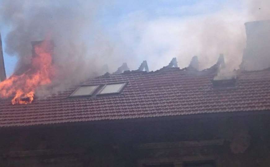 Gorjeli krovovi kuća u Sarajevu: Vatrogasci intervenisali sa dva vozila