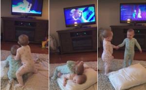 Preslatke su: Bliznakinje imitiraju scene omiljenog crtića