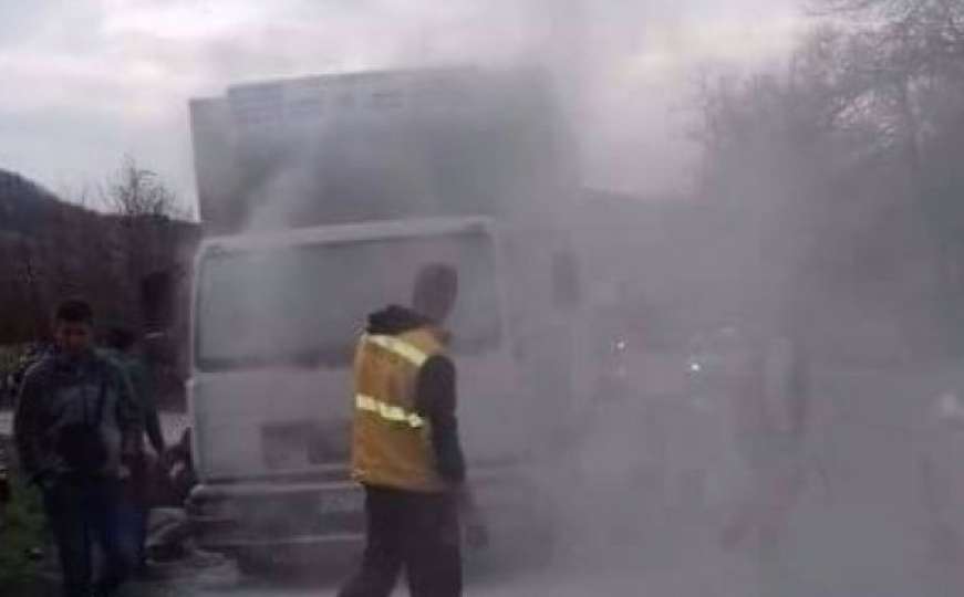 U blizini Sarajeva: Kamion se zapalio tokom vožnje