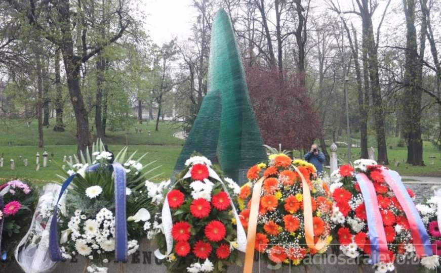 Položeno cvijeće na Spomen-obilježju ubijenoj djeci opkoljenog Sarajeva 