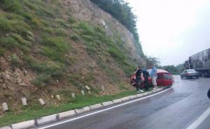 Saobraćaj potpuno obustavljen: Sudar tri vozila na magistralnoj cesti M-5