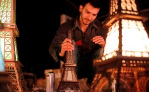 Nezaposleni iranski inženjer pravi i prodaje makete Eiffelovog tornja