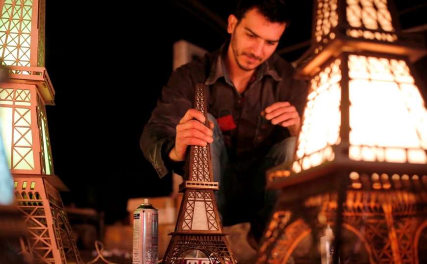 Nezaposleni iranski inženjer pravi i prodaje makete Eiffelovog tornja