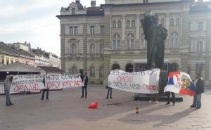 Na kontraprotestu u Novom Sadu se okupilo osam ljudi