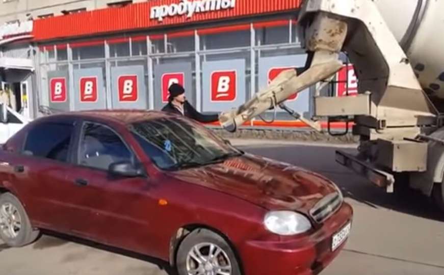 Samo u Rusiji: Suprug ženi do vrha ispunio automobil betonom
