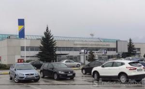 Inspektori i policajci ispred sarajevskog aerodroma: Kontrola ilegalnih prijevoznika