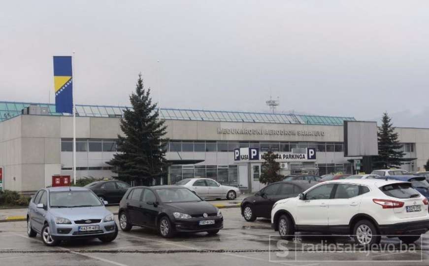 Inspektori i policajci ispred sarajevskog aerodroma: Kontrola ilegalnih prijevoznika