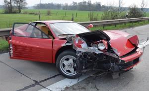 Koliki je iznos štete: Pukla guma na autoputu, uništen Ferrari Testarossa