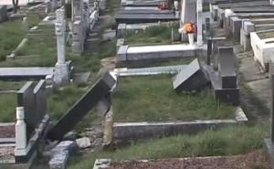 Napad na sarajevsko groblje Bare: Oskrnavljeni nadgrobni spomenici