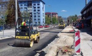 Asfaltiran dio saobraćajnice ispred sjeverne tribine stadiona Grbavica