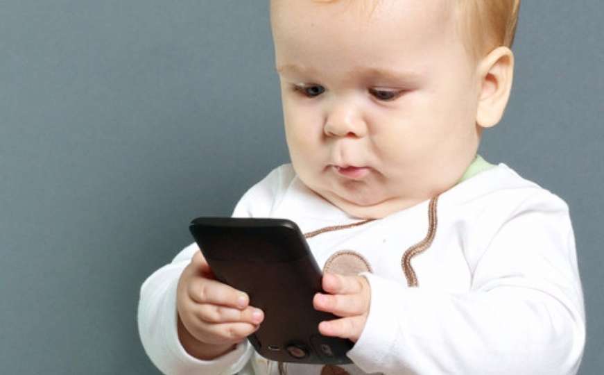 Evo zašto bebama ne trebate puštati ni crtane na pametnim telefonima
