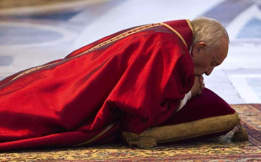 Veliki petak: Papa Franjo ležao pred oltarom, napala ga Marine Le Pen