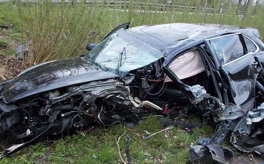 Čudom ostao živ: Pijan i bez dozvole slupao Porsche Cayene u stravičnom udesu