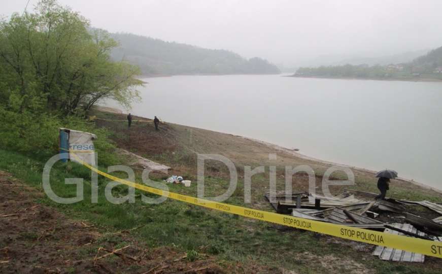 Tragedija na jezeru kod Teočaka: Tri osobe izgorjele u vikendici