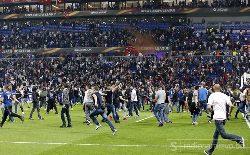 Incident na Korzici: Navijači upali na teren i napali igrače Lyona